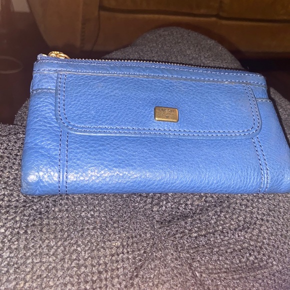 Fossil wallet change compartment on the front zippered with credit card flaps - Picture 1 of 4